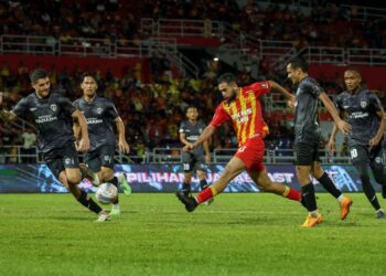 Pemain Selangor FC, Ali Olwan (tengah) merembat bola ke gawang Sri Pahang pada perlawanan Piala Malaysia di Stadium Majlis Bandaraya Petaling Jaya (MBPJ), kelmarin. - UTUSAN/ FARIZ RUSADIO