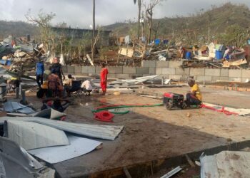 BEBERAPA penduduk memeriksa kemusnahan rumah akibat taufan Chido yang melanda wilayah Lautan Hindi Perancis di Mayotte, pada Ahad lalu.- AFP