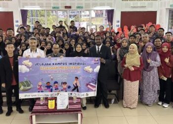 PELAJAR SMK Bandar Bukit Kayu Hitam bergambar kenangan selepas menyertai program Jelajah Kampus: Inspirasi Kejayaan Masa Depan di UUM Sintok, Kubang Pasu.