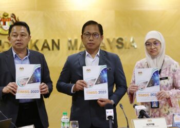 AZMAN Adnan (tengah) menunjukkan Laporan Pencapaian Malaysia Dalam TIMSS 2023, di KPM, Putrajaya. - UTUSAN/FAIZ ALIF ZUBIR