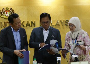 AZMAN Adnan (tengah) menunjukkan Laporan Pencapaian Malaysia Dalam TIMSS 2023, di KPM, Putrajaya. - UTUSAN/FAIZ ALIF ZUBIR