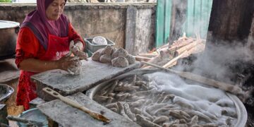 Pengusaha keropok lekor menguli campuran ikan tamban, tepung, sagu dan tiga perisa untuk membentuk keropok lekor sebelum dijual kedai Keropok Mokcik Nah di Kampung Tanjung, Batu Rakit. -UTUSAN/PUQTRA HAIRRY