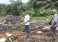 PENDUDUK menunjukkan kawasan tapak pembuangan sampah secara haram berhampiran Felda Kerteh 5, Dungun, Terengganu. - UTUSAN/NIK NUR IZZATUL HAZWANI NIK ADNAN