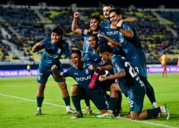 PEMAIN Terengganu FC, Sharul Nizam (tengah) meraikan jaringan gol bersama rakan pasukan ketika menentang Negeri Sembilan FC pada perlawanan kedua suku akhir Piala Malaysia di Stadium Sultan Mizan Zainal Abidin. -UTUSAN/PUQTRA HAIRRY