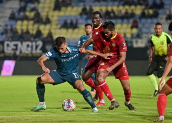 PEMAIN Terengganu FC, Safawi Rasid (kiri) diasak pemain Negeri Sembilan FC pada perlawanan kedua suku akhir Piala Malaysia di Stadium Sultan Mizan Zainal Abidin. -UTUSAN/PUQTRA HAIRRY