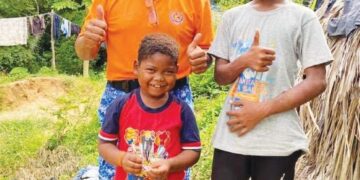 AKOP a/l Mua (berdiri, kanan) bersama Roslan Abu Kassim (kiri) di Kampung Orang Asli Dedari, Taman Negara Kuala Tahan, Jerantut.