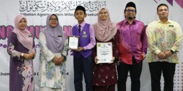 RASHINAH Abdul Hamid (dua dari kiri) ketika menyampaikan anugerah pelajar lelaki terbaik keseluruhan Wan Ahmad Umair Wan Saifulhasan (tiga kiri).