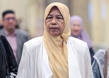 ZURAIDA Kamarudin hadir di Mahkamah Rayuan Putrajaya bagi mendengar keputusan Mahkamah Tinggi yang mengarahkannya membayar ganti rugi kepada PKR, di sini semalam. – UTUSAN/FAIZ ALIF ZUBIR