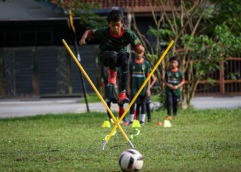 PELATIH Gators FC tekun menjalani latihan di Taman Impian Putra Bangi baru-baru ini UTUSAN/MUHAMAD IQBAL ROSLI