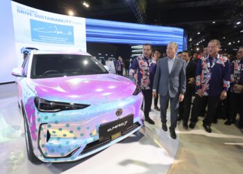 Timbalan Perdana Menteri, Datuk Seri Fadillah Yusof diiringi oleh Menteri Pengangkutan, Anthony Loke Siew Fook melihat pameran kenderaan Proton selepas merasmikan Pameran Mobiliti Antarabangsa Kuala Lumpur (KLIMS) 2024 di Pusat Dagangan dan Pameran Antarabangsa (MITEC) di sini hari ini. - UTUSAN/AMIR KHALID