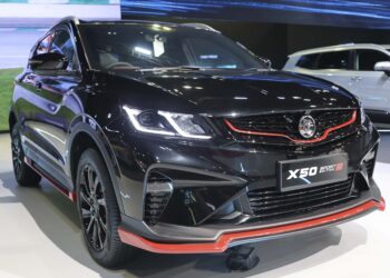 Pameran kenderaan Proton X50 Sport Edition pada Pameran Mobiliti Antarabangsa Kuala Lumpur (KLIMS) 2024 di Pusat Dagangan dan Pameran Antarabangsa (MITEC) di sini hari ini. - UTUSAN/AMIR KHALID