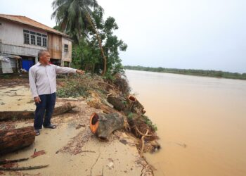 SYED Muhamad Syed Jamaludin meninjau keadaan hakisan tebing berhampiran pinggiran Sungai Kelantan di Kampung Pulau Pisang, Kota Bharu, Kelantan. - UTUSAN/KAMARUL BISMI KAMARUZAMAN