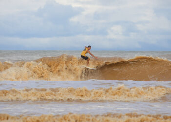 KOTA BHARU 16 DISEMBER 2024 - PARA peserta mempamerkan aksi luncur air dalam pertandingan SURF Compotition 2024 yang berlansung di Pantai Kemasin, Bachok.-FOTO/KAMARUL BISMI KAMARUZAMAN