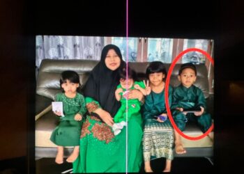 MUHD .Naufal Arshad Muhd.Aiman Hafiz (kanan) dikhuatiri lemas selepas dihanyutkan ombak dalam kejadian di Pantai Kandis, Bachok, Kelantan kelmarin.