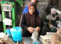 NURULAIN Mohamad membungkus santan segar di kedai runcitnya di Kota Bharu, Kelantan.- UTUSAN/ ROSLIZA MOHAMED