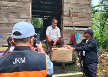 4.	MOHAMAD Tarmizi Husain (tengah) ketika dikunjungi Dr .Raja Shamri Raja Husin (kanan) di rumahnya di Kampung Temenggong Nibong, Pasir Mas, Kelantan. - UTUSAN/ ROHANA ISMAIL