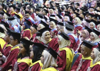 Gelagat sebahagian graduan yang menerima skrol pada Majlis Konvokesyen UPM ke-48 (Sidang 2) 2024 di Dewan Besar, Pusat Kebudayaan dan Kesenian Sultan Salahuddin Abdul Aziz Shah, UPM Serdang. - GAMBAR HIASAN