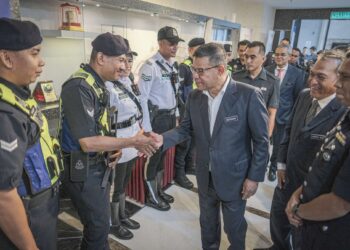 Kementerian Dalam Negeri yang diterajui Saifuddin Nasution Ismail (kanan) turut memberi perhatian terhadap aspek ketenteraman awam dan keselamatan negara.