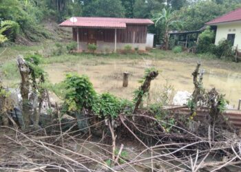 KEADAAN persekitaran sebuah rumah yang ditakungi air selepas banjir kilat di Kampung Padang, Kuala Tahan, Jerantut, Pahang.