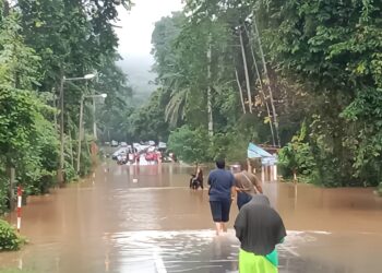 PENDUDUK Mukim Tembeling Tengah, Ulu Tembeling terputus hubungan apabila Jalan Jerantut-Kuala Tahan berdekatan simpang Kampung Paya Garok di Jerantut, Pahang ditenggelami air. – UTUSAN/HARIS FADILAH AHMAD