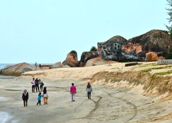 MURAL pada sebuah batu yang sememangnya berbentuk seperti seekor penyu, menjadi tarikan terbaharu kepada pelancung untuk datang ke Pantai Pelindung, di Beserah, Kuantan.-UTUSAN/SHAIK AHMAD RAZIF