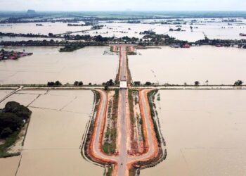 TINJAUAN dari Udara menunjukkan sebahagian kawasn sawah bertukar menjadi 'lautan' akibat banjir di Kampung Bakong, Arau, Perlis semalam.  UTUSAN