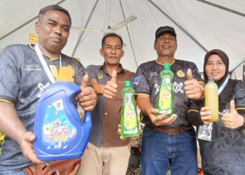 MOHD Soffian Yahya (dua dari kanan) menunjukkan produk mencuci pinggan yang dihasilkannya di Kampung Guntong, Sungkai, Tanjung Malim. - UTUSAN/MEGAT LUTFI MEGAT RAHIM