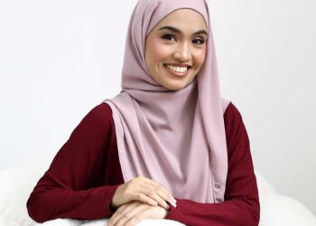 norhaslina tampil manis dengan persalinan rona merah.