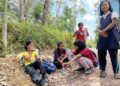 LALUAN tanah merah yang digunakan murid di SK Magandai, Kota Marudu untuk ke sekolah.