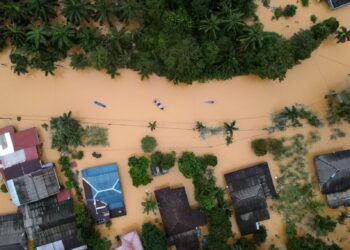 Tinjauan dari udara menunjukkan keadaan banjir di sekitar rumah penduduk kampung di Kampung Matang, Hulu Terengganu. – UTUSAN/PUQTRA HAIRRY