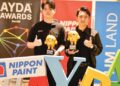 LEW Wai Yong (kiri) dan Tan Ee Wei  yang diumumkan pemenang AYDA Nippon bersama anugerah masing masing.