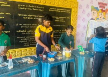 PASUKAN Buzz of Blenders dari SJKT Batu Caves, Selangor, 
giat menjual pani puri di sekolah mereka.