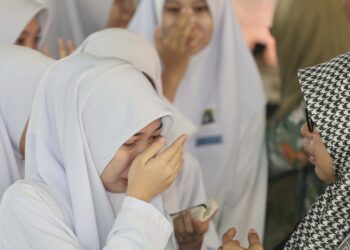 SUASANA pilu seorang pelajar mohon restu guru SMK Jalan Reko Kajang di ELMU baru-baru ini -UTUSAN/AMIR KHALID