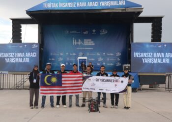 KUMPULAN USM Skyscanner bersama staf pengiring USM yang bersama sepanjang pertandingan Teknofest 2024 berlangsung.