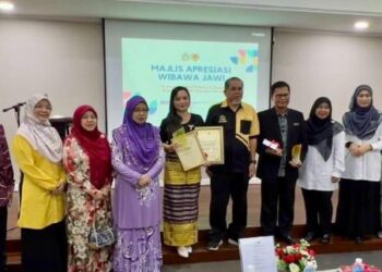 LORENICA Frenila Masundim (lima dari kiri) menerima sijil penghargaan sempena Majlis Apresiasi Wibawa Jawi di DBP Sabah, Kota Kinabalu baru-baru ini.