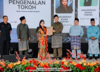 LORENICA Frenila Masundim menerima anugerah Tokoh Ibnu Uraiqith yang disampaikan oleh James sempena sambutan Maulidur Rasul peringkat daerah Paitan, Beluran Sabah baru-baru ini.