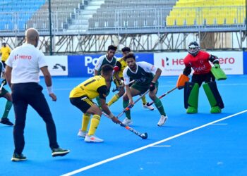 PEMAIN hoki remaja negara cuba melepasi pertahanan Pakistan ketika kedua-dua pasukan itu bertemu dalam aksi terakhir Kumpulan B Piala Remaja Asia di Stadium Hoki Oman, Muscat, hari ini. - Ihsan AHF