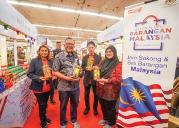 Adiratno Che Ani (dua kiri) dan Takanori Komatsu (dua kanan) menunjukkan antara produk tempatan selepas merasmikan Kempen Beli Barangan Malaysia (KBBM) di AEON BiG Putrajaya, kelmarin.
 – UTUSAN/FAISOL MUSTAFA