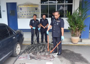 SAZALEE Adam (kanan) menunjukkan keratan kabel serta peralatan yang digunakan untuk mencuri kabel yang dirampas dalam satu sidang akhbar di Ibu Pejabat Polis Daerah (IPD) Barat Daya, Balik Pulau, Pulau Pinang.-UTUSAN/IQBAL HAMDAN