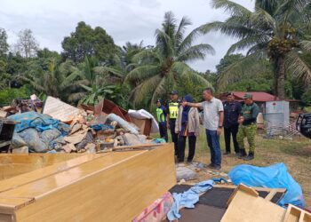 SAIFUL Yazan Sulaiman (tiga dari kanan) bersama Nawal (tiga dari kiri) dan Shamrol (dua dari kiri) melihat timbunan barangan rosak berupa perabut, tilam dan peralatan elektrik penduduk di Kampung Air Taling akibat banjir, Jumaat lalu.-UTUSAN/NOR AINNA HAMZAH.