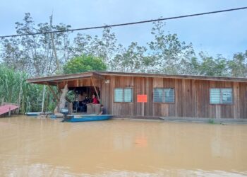 RUMAH rakit milik A. Bakar Che Ahmad yang  terapung ketika banjir di Kampung Batu 16, Tebak, Kemaman, Terengganu.