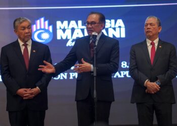 ANWAR Ibrahim ketika berucap pada Majlis Perhimpunan Bulanan bersama warga Jabatan Perdana Menteri (JPM), Putrajaya. - UTUSAN/FAISOL MUSTAFA