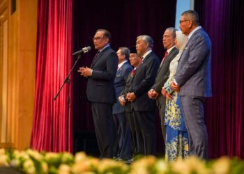 ANWAR Ibrahim ketika berucap pada Majlis Perhimpunan Bulanan bersama warga Jabatan Perdana Menteri (JPM), Putrajaya. - UTUSAN/FAISOL MUSTAFA