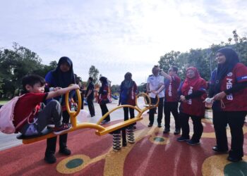 BEBERAPA kanak-kanak mencuba alat permainan di Taman Permainan Kanak-kanak Interaktif Sejagat di Taman Bandaraya Bukit Serindit, Melaka.