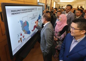 Perdana Menteri, Datuk Seri Anwar Ibrahim dan Fadhlina Sidek ketika menghadiri Pameran Wacana Pencapaian Semasa Inisiatif Baucar Buku: Epitome Aspirasi Kerajaan Madani di Parlimen, di sini, hari ini.