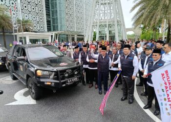 MOHD. NA’IM Mokhtar melepaskan konvoi Skuad Musaadah Al-Falah Madani di Putrajaya. - UTUSAN/AMREE AHMAD