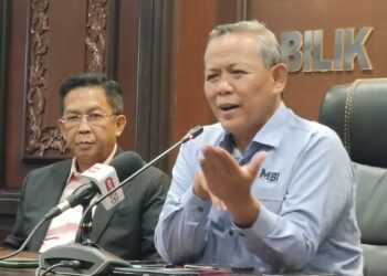 AMINUDDIN Harun pada sidang akhbar selepas mempengerusikan Mesyuarat Mingguan Exco di Wisma Negeri, Seremban hari ini.