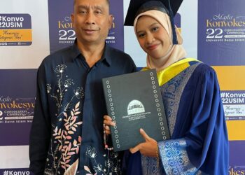 SITI Nabila Ellany Mazlan berkongsi kegembiraan dengan bapanya, Mazlan Nik Yusuf Ketika ditemui pada Majlis Konvokesyen Ke-22 USIM di Dewan Tuanku Canselor, USIM, Nilai, Seremban hari ini.-UTUSAN /NUR SHARIEZA ISMAIL