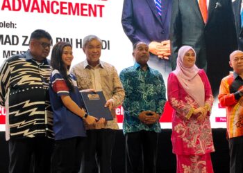 AHMAD ZAHID Hamidi menyerahkan surat tawaran pekerjaan kepada pelajar jurusan TVET pada Majlis Perasmian Penutup JELITA@KPT Summit 2024 di UTeM, Durian Tunggal, Melaka.