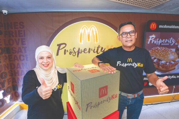 AZMIR Jaafar (kanan) dan Melati Abdul Hai merasmikan kemunculan semula burger ikonik, Burger Prosperity dalam sidang akhbar di McDonald’s cawangan Bukit Bintang.